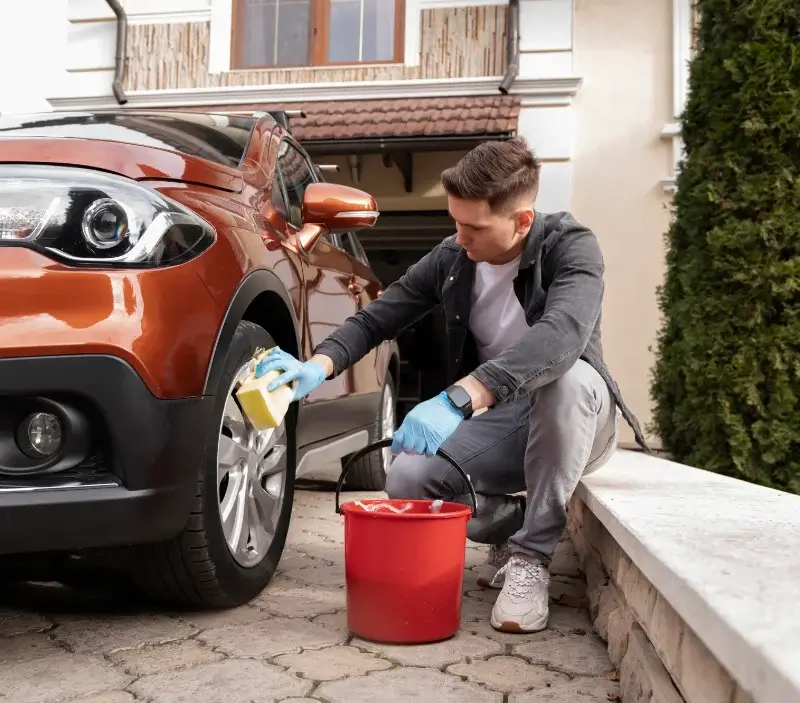 Lavage auto à domicile Ghyvelde : professionnel intervenant sur un véhicule